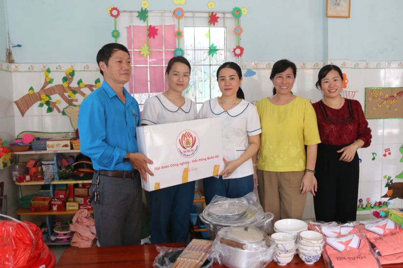 Nha Trang City Labor Federation gives essential supplies to union members and toys to kindergarten students on Bich Dam Island, Vung Ngan. Photo: Phuong Linh