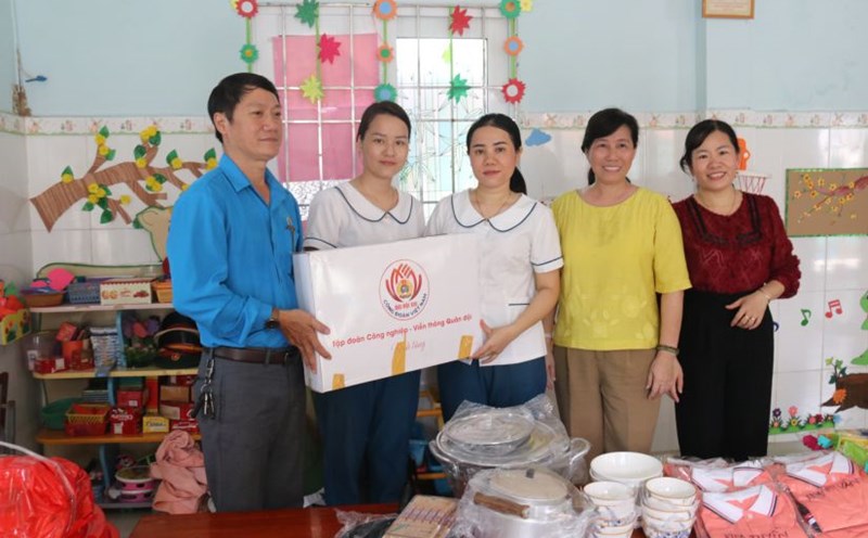 Nha Trang City Labor Federation gives essential supplies to union members and toys to kindergarten students on Bich Dam Island, Vung Ngan. Photo: Phuong Linh