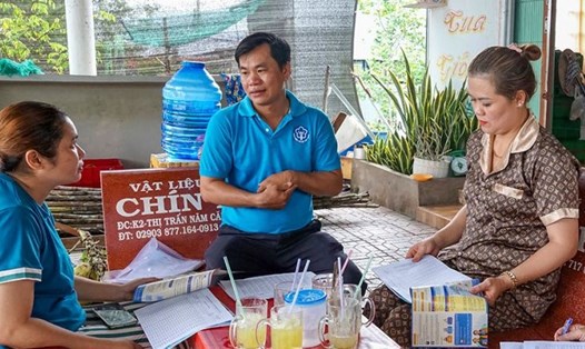 Tuyên truyền người dân tham gia bảo hiểm y tế tại Cà Mau. Ảnh: Nhật Hồ