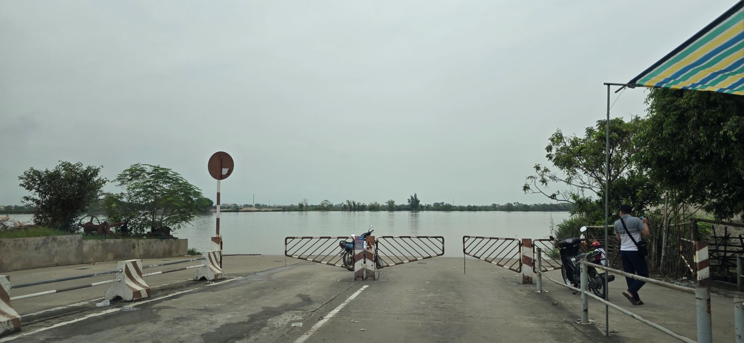Hai bờ bến phà Cồn Nhất. Ảnh: Nam Hồng 