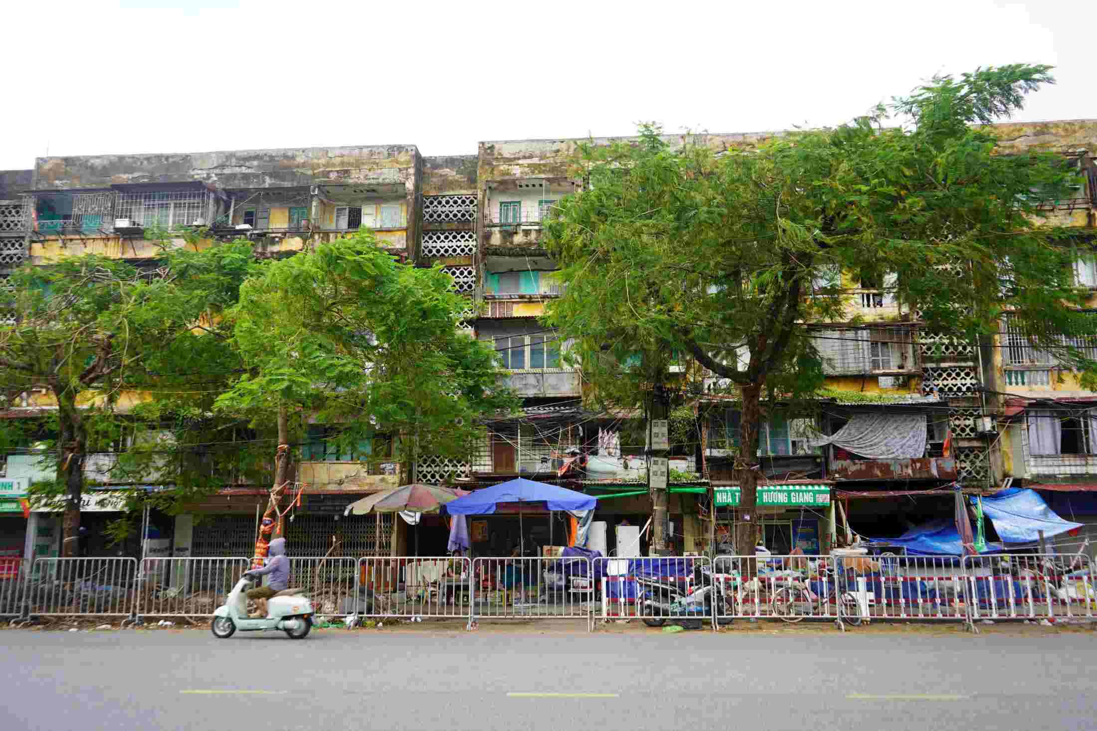 TP Hải Phòng xác định chung cư A7 Vạn Mỹ Hải Phòng bị nghiêng lún sau bão số 3, không thể tiếp tục sử dụng. Ảnh: Mai Dung