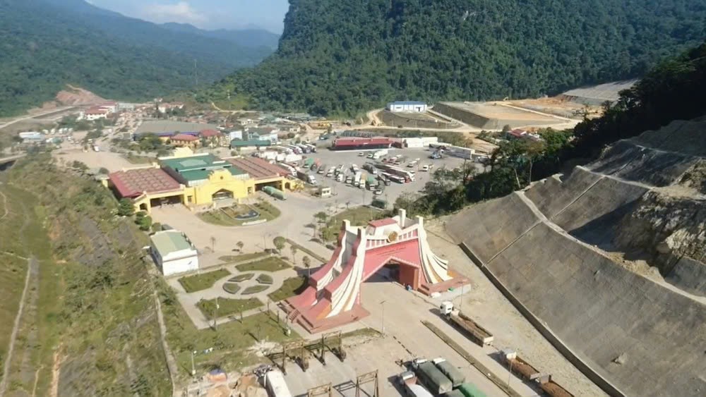 Import-export tax collection in Quang Binh increased 3.3 times compared to the same period. Photo: H. Phuong.