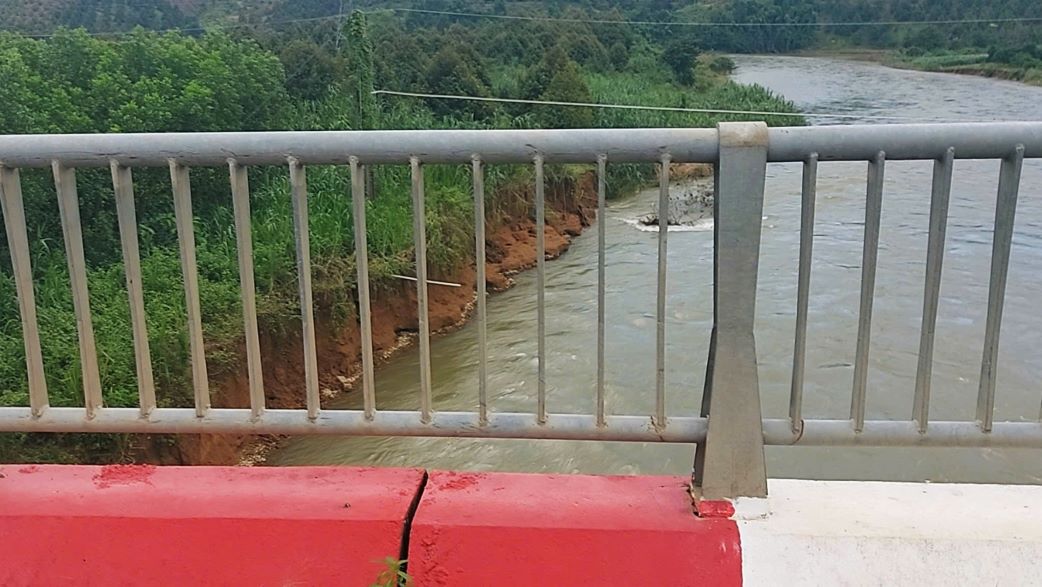 Tu tren cau nhin xuong khu vuc sat lo kha gan. Anh: Hoai Thanh