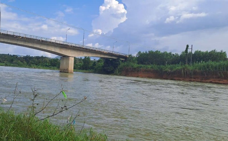 Landslide area near the foot of the bridge. Photo: Hoai Thanh