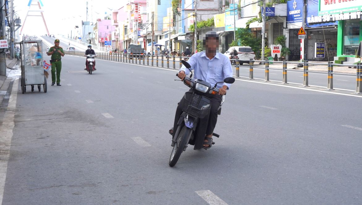 Rat nhieu truong hop di nguoc chieu truoc hem 49 duong Tran Hoang Na. Anh: Ta Quang