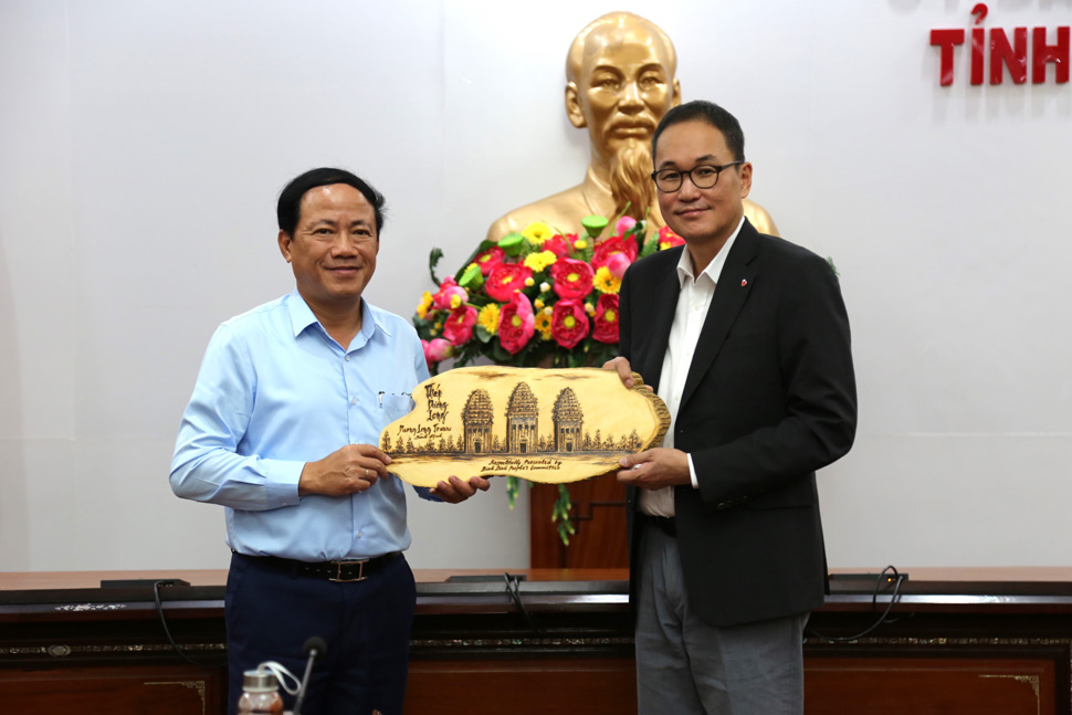 Chủ tịch UBND tỉnh Bình Định Phạm Anh Tuấn tặng quà lưu niệm cho ông Cheun Eung Sik - Chủ tịch Tập đoàn Daewon (phải). Ảnh: Anh Tiến
