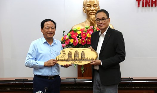 Chủ tịch UBND tỉnh Bình Định Phạm Anh Tuấn tặng quà lưu niệm cho ông Cheun Eung Sik - Chủ tịch Tập đoàn Daewon (phải). Ảnh: Anh Tiến