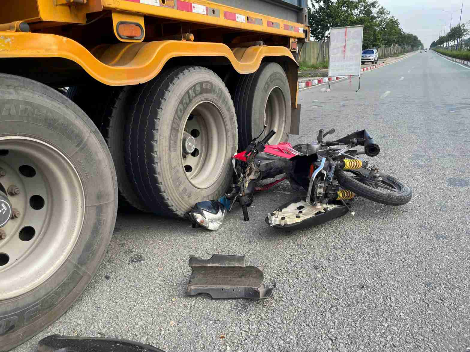 The scene of the accident on My Phuoc Tan Van road left 2 people injured, one of whom is in critical condition. Photo: Dinh Trong