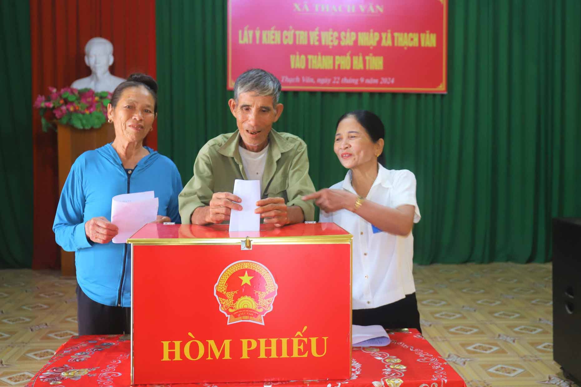 Thach Van Commune collects voters' opinions through voting to merge Thach Van Commune into Ha Tinh City. Photo: Ha Thach.