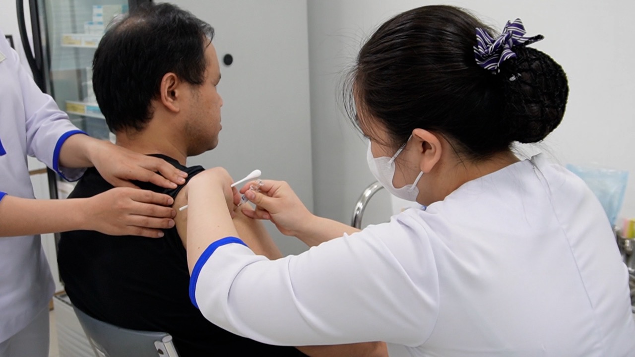 Vaccine phòng sốt xuất huyết ngăn 90% nguy cơ nhập viện. Ảnh: ÁNH LY