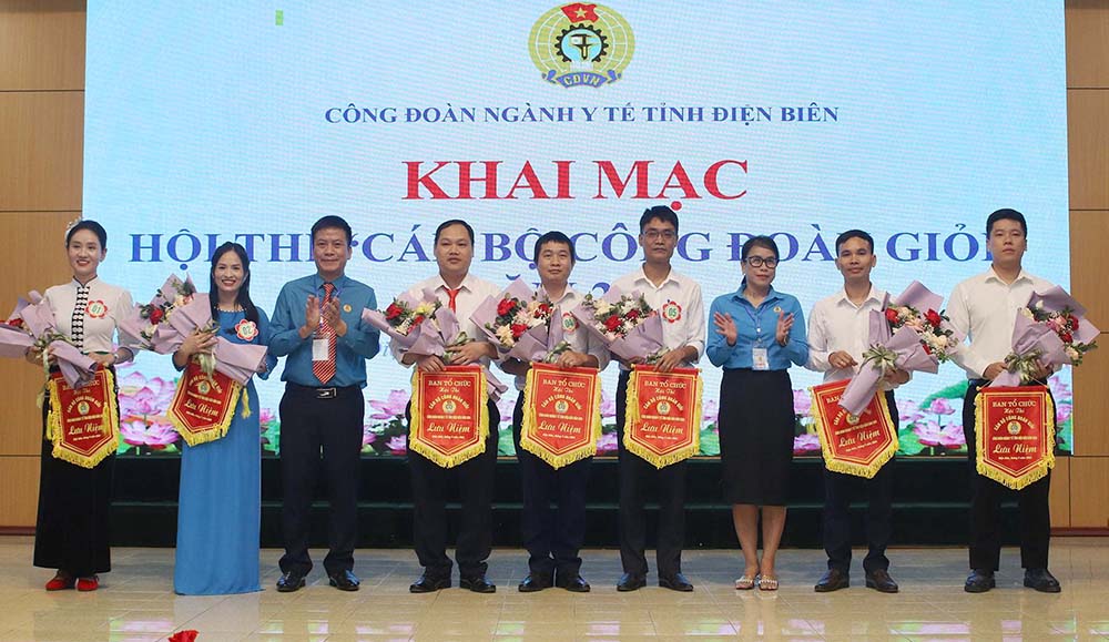 The organizers presented souvenir flags to the participating teams. Photo: Tran Nga
