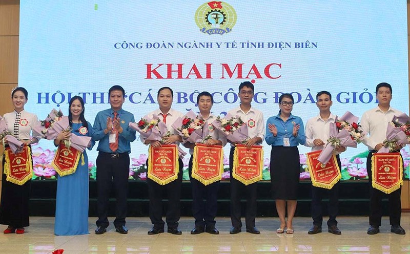 The organizers presented souvenir flags to the participating teams. Photo: Tran Nga