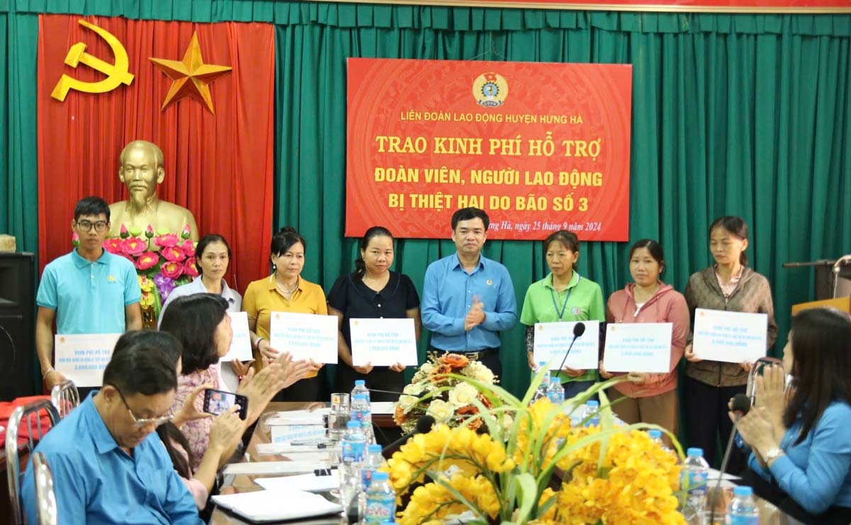 Lãnh đạo LĐLĐ tỉnh Thái Bình trao kinh phí hỗ trợ các đoàn viên, NLĐ bị ảnh hưởng bão số 3 ở huyện Hưng Hà. Ảnh: Bá Mạnh