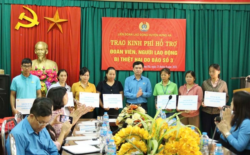 Leaders of Thai Binh Provincial Federation of Labor presented funds to support union members and workers affected by storm No. 3 in Hung Ha district. Photo: Ba Manh