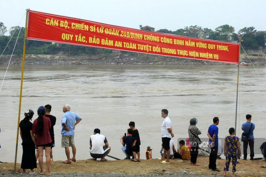 Nhieu nguoi dan hieu ky den xem quan doi lap cau phao. Anh: To Cong.