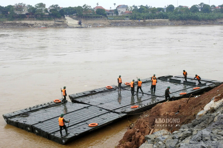 Theo ghi nhận của phóng viên Báo Lao Động chiều 25.9, đông đảo cán bộ chiến sĩ của Lữ đoàn 249 - Binh chủng Công binh cùng nhiều phương tiện, máy móc được huy động để phục vụ việc lắp cầu phao thay thế cầu Phong Châu bị sập ngày 9.9.