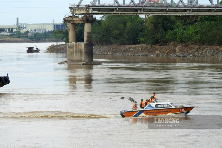 Doi voi tren song: Cong an tinh Phu Tho tang cuong luc luong Canh sat giao thong duong thuy noi dia, to chuc canh gioi, phan luong giao thong, bao dam an toan trong qua trinh bac cau va hoat dong cua cau tai phia thuong luu (ngang voi dia ban Khu 3 xa Van Xuan, huyen Tam Nong) va phia ha luu (ngang voi dia ban Khu 9, xa Huong Non, huyen Tam Nong).