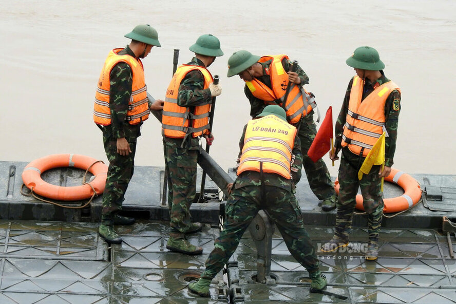 Theo do, doi voi tren bo, Lu doan 249 - Binh chung Cong binh de nghi Cong an huyen Tam Nong, huyen Lam Thao cu luc luong to chuc phan luong, dieu tiet giao thong va giam sat tai trong cac phuong tien qua cau (chi cho cac phuong tien co trong tai ≤10 tan qua cau) tai cac tram barie tu truc duong QL32 va DT320 re vao ben vuot cau. Trong pham vi tu tram barie tro vao ben va khu vuc tren cau phao do luc luong cua Lu doan chi huy, dieu hanh giao thong va bao dam ky thuat, an toan. Pham vi tu tram barie tro ra truc duong QL32 va DT320 do luc luong Cong an va Thanh tra Giao thong chi huy dieu hanh, dieu tiet giao thong.