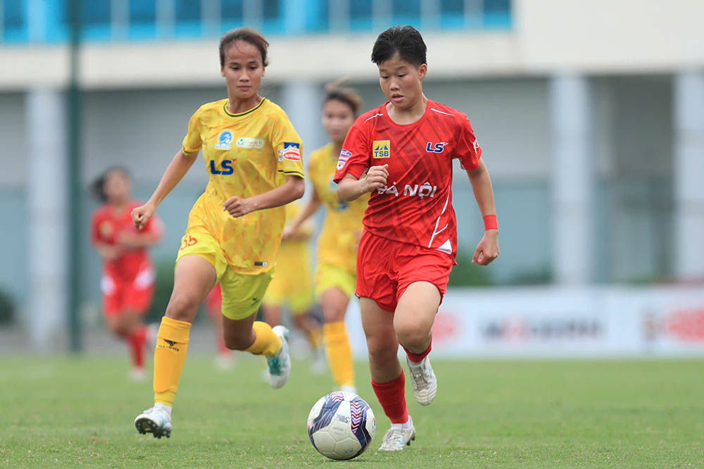 Hanoi (red shirt) had a minimal victory over Ho Chi Minh City in round 3 of the 2024 National U19 Women's Championship. Photo: VFF