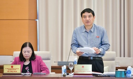 Chủ nhiệm Ủy ban Văn hóa, Giáo dục Nguyễn Đắc Vinh (bên phải) đề nghị nghiên cứu, bổ sung trách nhiệm của Bộ Công an trong việc xử lý các vi phạm trong hoạt động quảng cáo. Ảnh: Quochoi.vn