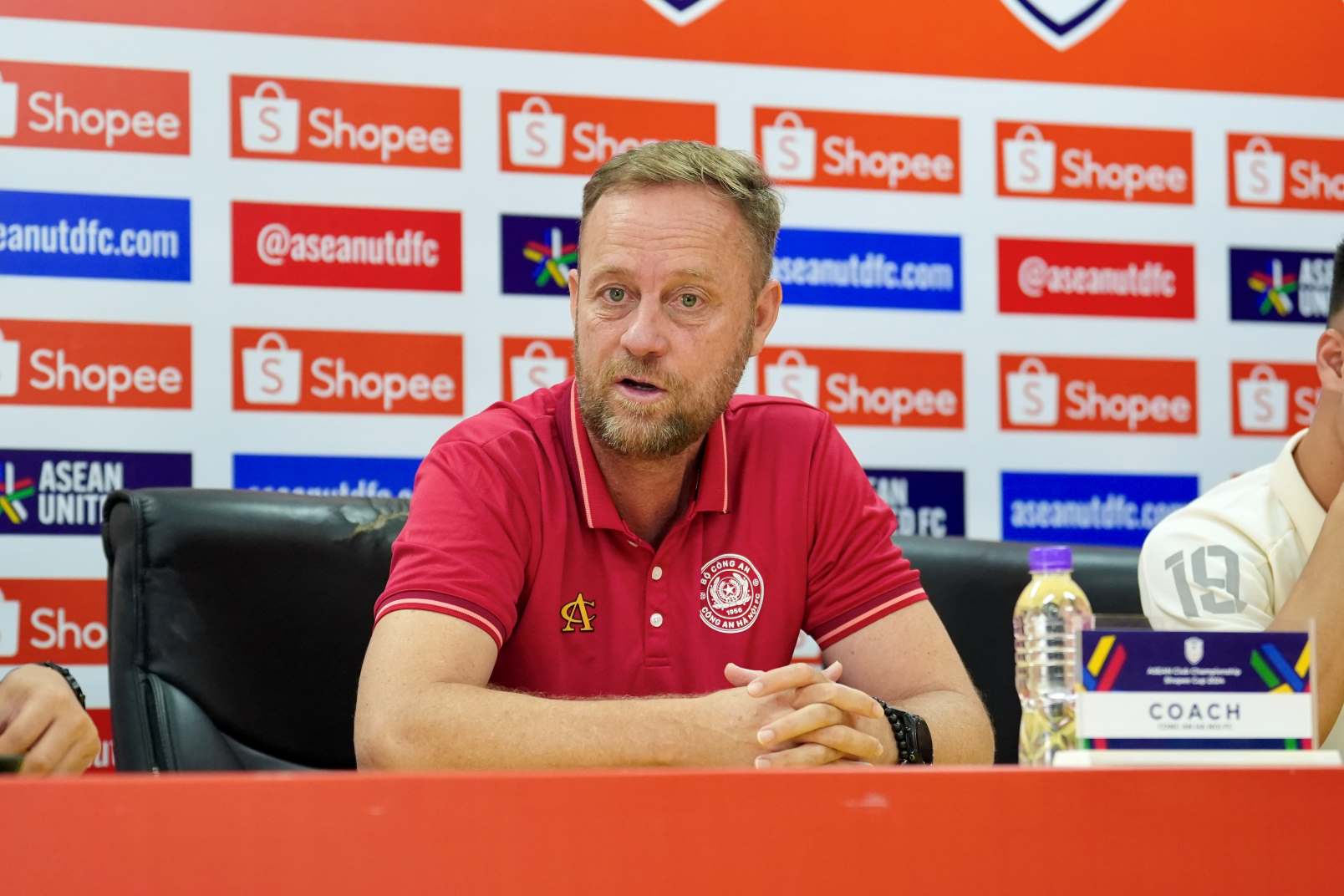 Coach Mano Polking at the press conference before the match between Hanoi Police and Lion City. Photo: CAHNFC