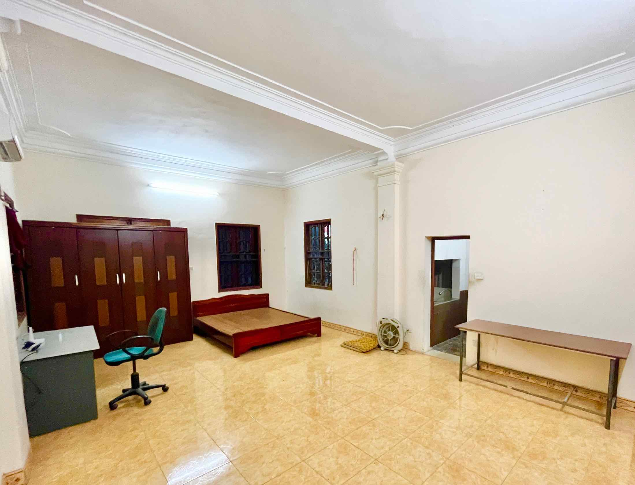 Anh Thắng hiện thuê phòng tại quận Long Biên để tiết kiệm chi phí.