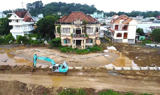 Biệt thự cổ Đốc phủ Võ Hà Thanh - hay còn gọi là "nhà lầu ông Phủ" - bên dự án đường ven sông Đồng Nai. Ảnh: Hà Anh Chiến