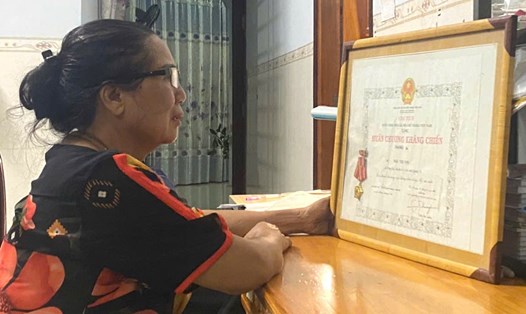 Bà Nguyễn Thị Cúc xúc động trước bằng Huân chương kháng chiến hạng Ba của mẹ, và mong muốn mẹ của bà sớm được xem xét công nhận là liệt sĩ. Ảnh: Hưng Thơ.