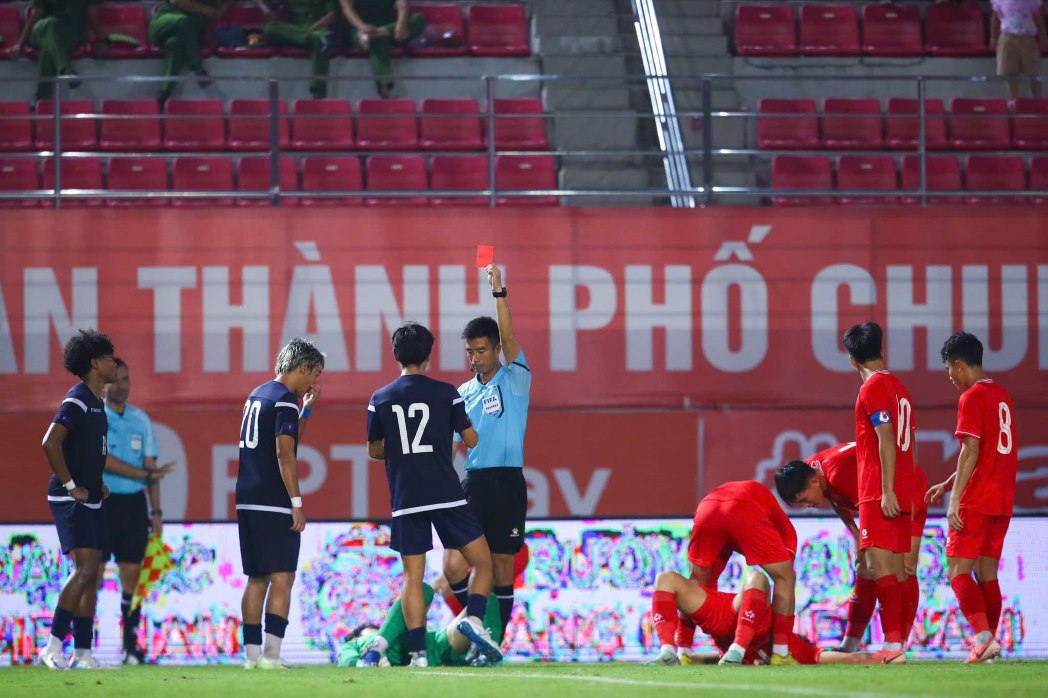 Day la tran dau kha de dang voi U20 Viet Nam. Phut 67, thu thanh cua U20 Guam va cham manh voi Hoang Minh Tien va nhan the do truc tiep tu trong tai, U20 Viet Nam choi hon nguoi.