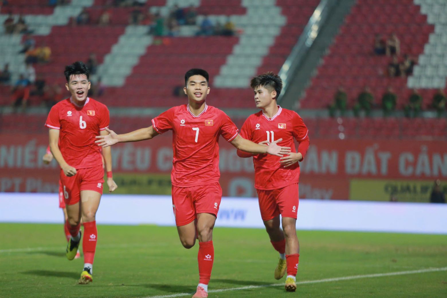 Voi 2 tran toan thang, U20 Viet Nam se tam thoi dan dau bang A, co cung 6 diem nhung hon U20 Syria ve hieu so. 