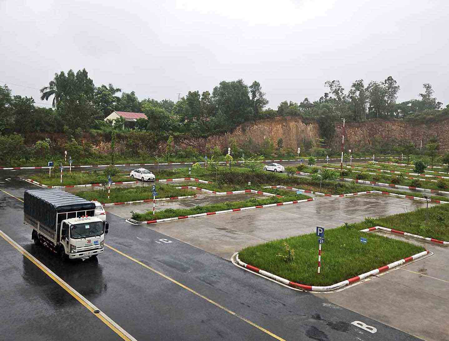 Trong sáng 19.9, mặc dù trời mưa to, gió lớn, học viên tại Quảng Bình vẫn phải thi sát hạch. Ảnh: T.Phu