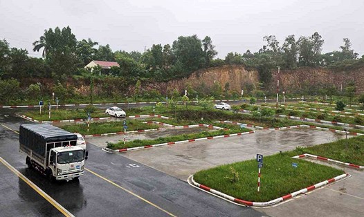 Trong sáng 19.9, mặc dù trời mưa to, gió lớn, học viên tại Quảng Bình vẫn phải thi sát hạch. Ảnh: T.Phu