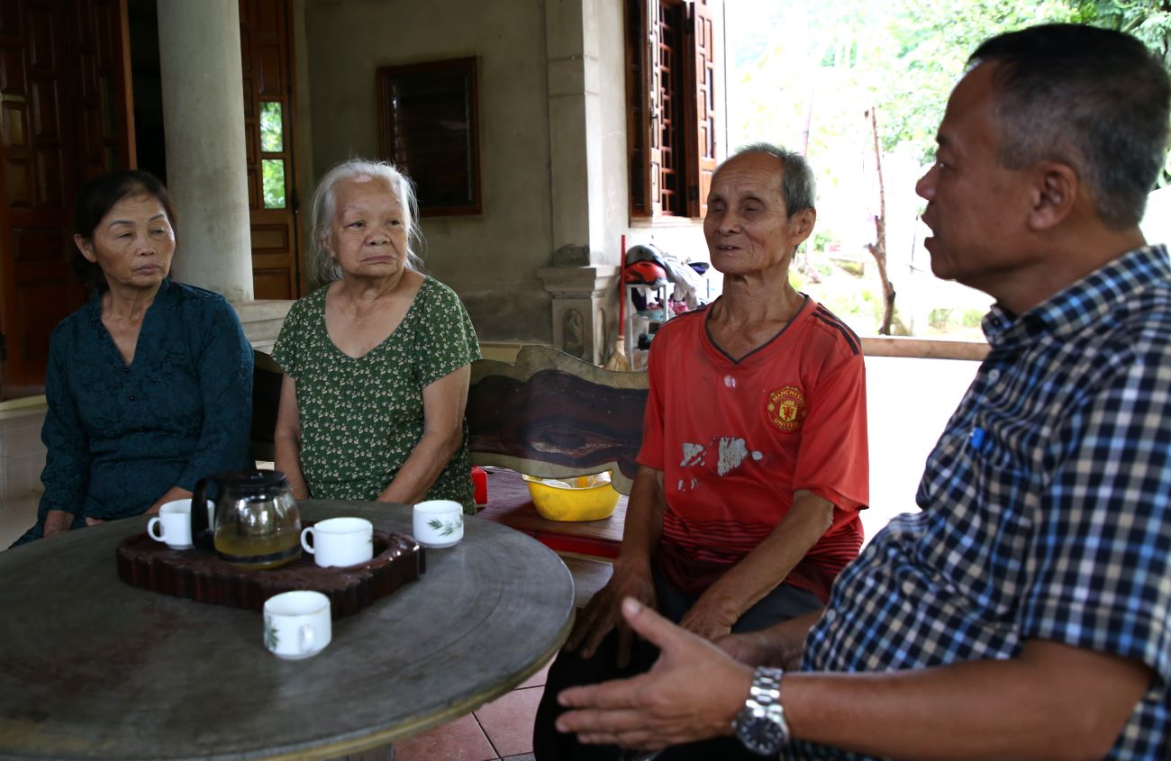 Ông Hoàng Tuấn Anh (bìa phải ảnh) gặp trực tiếp 2 người từng ở Nông trường Quyết Thắng để tìm hiểu thông tin về hồ sơ đề nghị công nhận liệt sĩ của bà Con. Ảnh: Hưng Thơ.