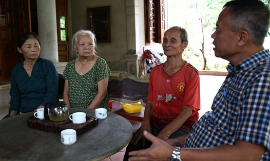 Ông Hoàng Tuấn Anh (bìa phải ảnh) gặp trực tiếp 2 người từng ở Nông trường Quyết Thắng để tìm hiểu thông tin về hồ sơ đề nghị công nhận liệt sĩ của bà Con. Ảnh: Hưng Thơ.