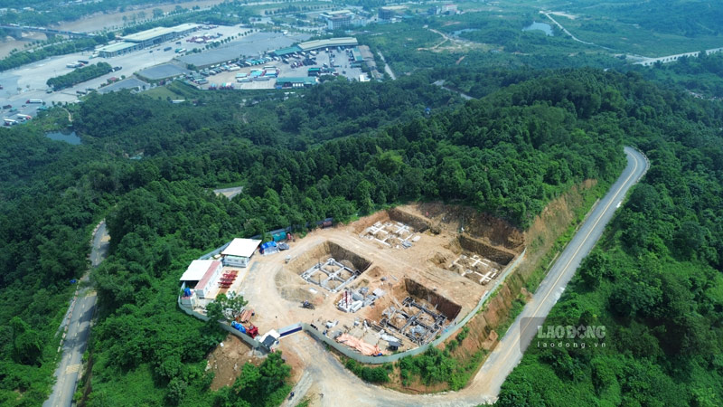 Phía xa công trường, có thể dễ dàng nhìn thấy cửa khẩu Kim Thành (Lào Cai). Ảnh: Đinh Đại