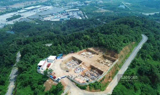 Phía xa công trường, có thể dễ dàng nhìn thấy cửa khẩu Kim Thành (Lào Cai). Ảnh: Đinh Đại