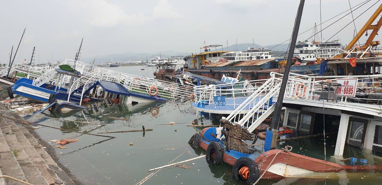 23 tau du lich dam o Cang Tuan Chau, TP.Ha Long, tinh Quang Ninh suot hon 20 ngay qua nhung van chua duoc truc vot. Anh: Nguyen Hung