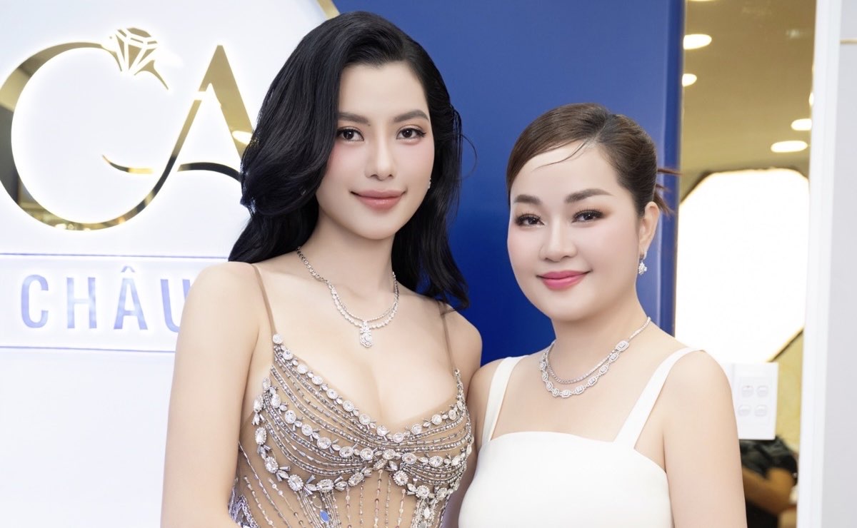 Runner-up Hoang Nhung and Miss Hoang Thanh Nga (right). Photo: NVCC