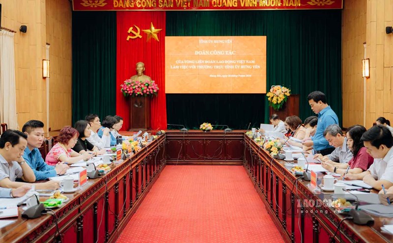 Scene of the working session between the Vietnam General Confederation of Labor and the Hung Yen Provincial Party Committee. Photo: Den Phu