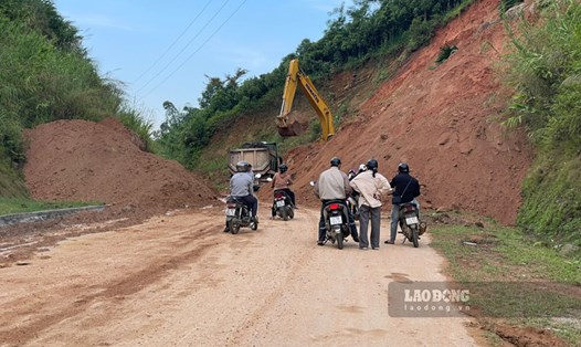 Giao thông trên Tỉnh lộ 162 (Lào Cai) ách tắc, chia cắt do bị sạt lở. Ảnh: Đinh Đại