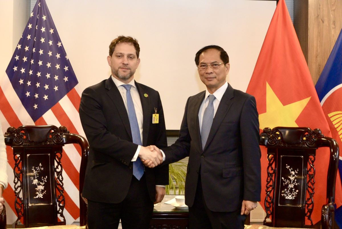Deputy Prime Minister, Minister of Foreign Affairs Bui Thanh Son and US Deputy National Security Advisor Jonathan Finer. Photo: Ministry of Foreign Affairs