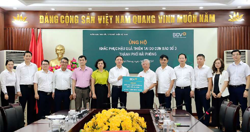 Mr. Tran Xuan Hoang - Standing Deputy Secretary of the Party Committee, Member of the Board of Directors of BIDV - representing the Bank, presented funds to support overcoming the consequences of natural disasters caused by storm No. 3 in Hai Phong City. Photo: BIDV