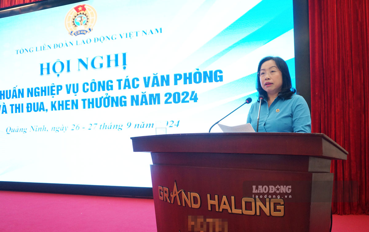 Bà Thái Thu Xương, Phó Chủ tịch Thường trực Tổng LĐLĐ Việt Nam phát biểu khai mạc hội nghị tập huấn. Ảnh: Đoàn Hưng