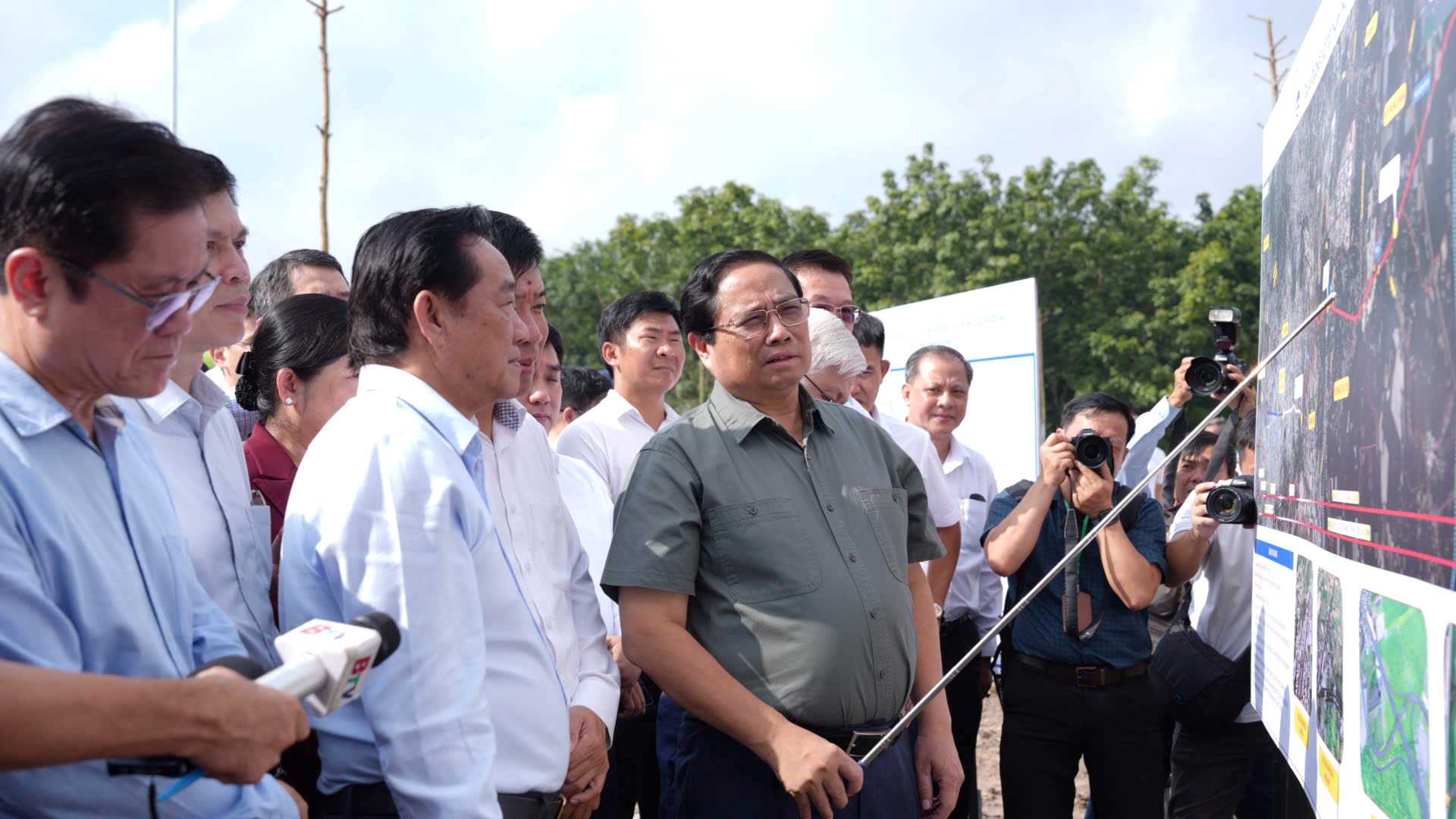 Prime Minister Pham Minh Chinh works in Binh Duong. Photo: Huu Thuan