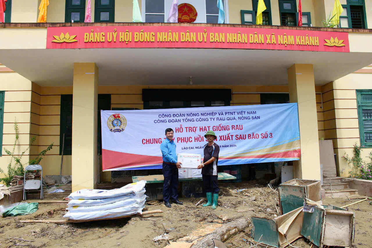 Công đoàn Tổng Công ty Rau quả, nông sản trao ủng hộ người dân tỉnh Lào Cai 60kg Lào Cai. Ảnh: CĐCS