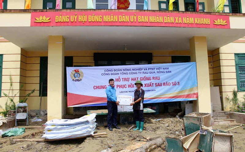 The Trade Union of the General Corporation of Vegetables, Fruits and Agricultural Products donated 60kg of Lao Cai to the people of Lao Cai province. Photo: Trade Union