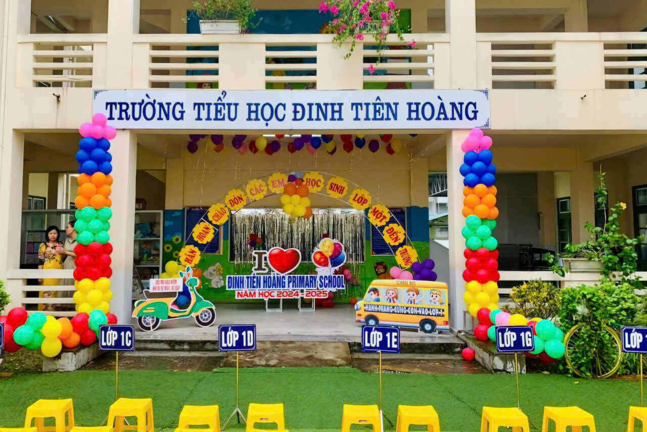 The board of directors of Dinh Tien Hoang Primary School has decided to temporarily suspend teacher N.T.V. Photo: Dieu Anh