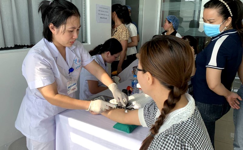 Female workers at Dream Plastic Company Limited (Truc Ninh district, Nam Dinh province) participate in the "your health" model. Photo: Luong Ha