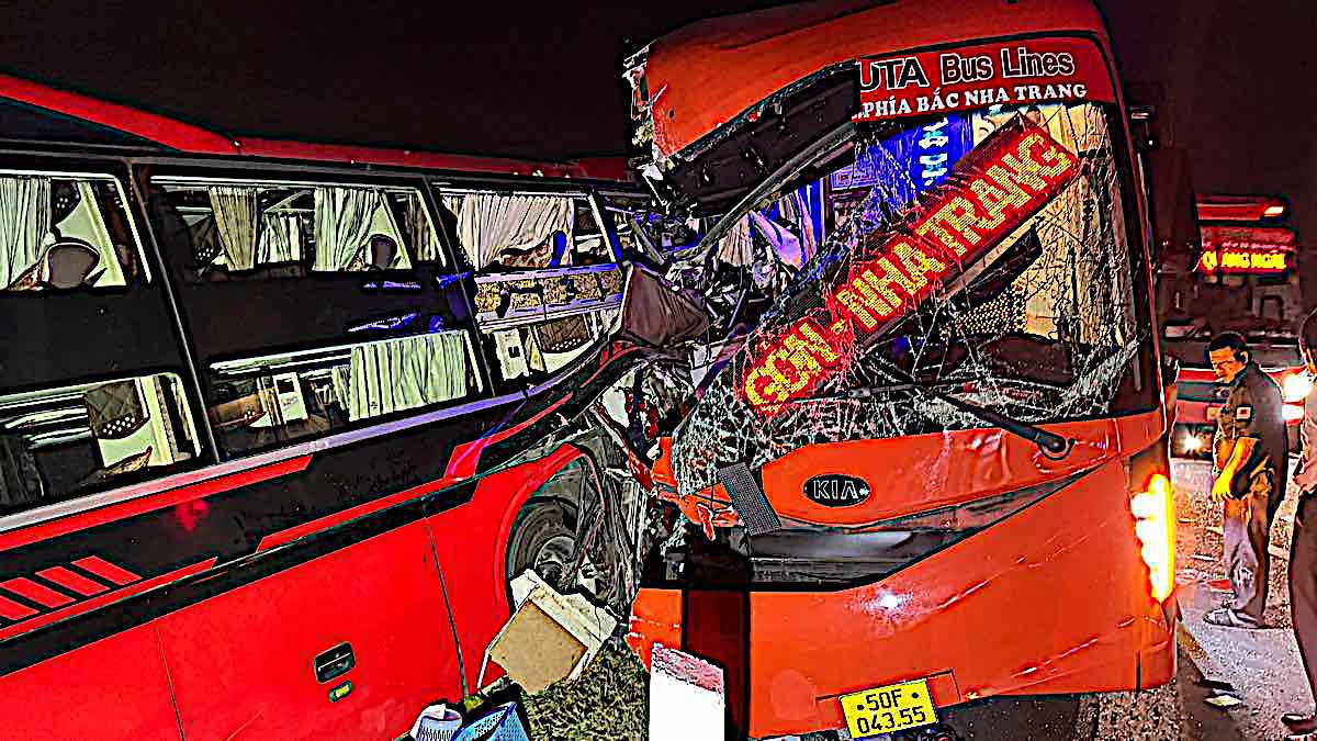 Scene of Phuong Trang bus crashing into the back of the car stopped in front. Photo: Duy Tuan