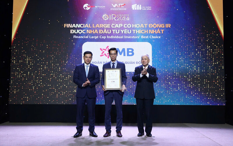 Mr. Dam Nhan Duc - Chief Economist representing MB received the Financial Large Cap award for IR activities most favored by Investors.